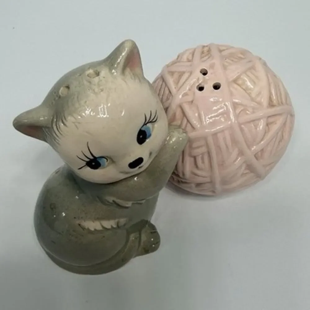 Kitten Ball of Yarn Salt Pepper Shakers Vintage Kitsch Anthropomorphic Gray Pink